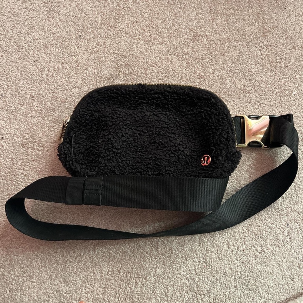 Lululemon Everywhere Fuzzy Sherpa Fleece Belt Bag Fanny Pack Black Gold Hardware - Picture 8 of 12